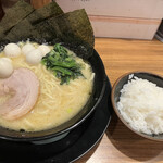 池袋商店 - 塩とんこつラーメン 730円　うずら 100円