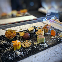 日本料理 TOBIUME - ◆八寸「秋の景色を一皿に」・・毎年この季節に頂くのが、楽しみで。♪ 手の込んだ品が盛り合わされ、目でも舌でも愉しませていただけます。松茸さまも登場されました。^^