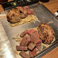 くずし鉄板 あばぐら 神田店 - メインの鉄板で焼いてから運ばれてきます♪