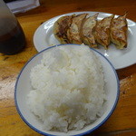 ラーメン 八海山 - 「たろう餃子」（400円）と「ライス」（200円）