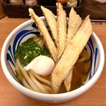 麺匠 釜善 - ごぼう天うどん(小盛) 850円
            温泉卵サービス