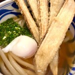 麺匠 釜善 - ごぼう天うどん(小盛) 850円
            温泉卵サービス