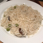 ヒマラヤテーブル - プラウ。炊き込みご飯と言っても単品でそのまま食べるものではないかな。レーズンの甘味がカレーの辛味とよく合っていて美味しいですよ(^-^)