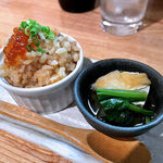 Sukeroku Shouten - お通しは”小松菜の煮浸し”と”イクラのせ炊き込みご飯”。