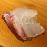 鮨 あらい - 明石の真鯛です。朝〆なのでコリコリとネットリのちょうど中間くらいの歯触りでした