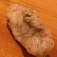鮨 あらい - 昆布〆した甘海老です。トッピングは殻を素焼してミキシングした粉末と海老味噌の混ぜ物。この薬味だけでお酒が一合、呑めちゃいます\(//∇//)\