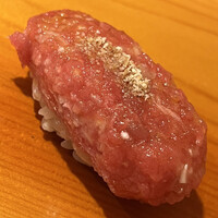 鮨 あらい - おはぎです。トッピングは胡麻です