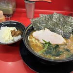 王道家直系 IEKEI TOKYO - 【再訪】ラーメン＋半ライス(無限ニンニク＋マヨのせ）