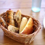 プチメゾン  - 料理写真:おかわり自由のパン