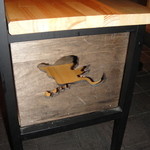 鳥げん - 椅子に　”鳥”　の細工があります。当初に比べ損傷有り。