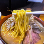 味噌っ子 ふっく - この太麺が激ウマスープに合うのです。完璧です、全てが、とにかく食べてみて下さい。