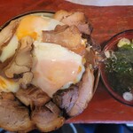 秋山食堂 - チャーシュウエッグ丼（850円）