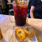 Yonchome Cafe - 【2022年09月】自家製サングリア（ピッチャー）＠2,000円、ガーリックトースト＠350円。