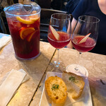 Yonchome Cafe - 【2022年09月】自家製サングリア（ピッチャー）＠2,000円、ガーリックトースト＠350円、さてといただきますかね〜♪
      ガーリックトースト少し食べちゃった(笑)。