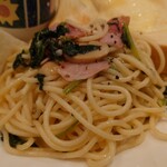 テラス - ホウレンソウとベーコンの塩パスタ