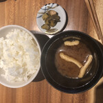 くずし鉄板 あばぐら - ご飯　赤だし　漬物