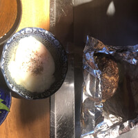 くずし鉄板 あばぐら 恵比寿店 - ハンバーグ　手前は温玉