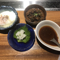くずし鉄板 あばぐら 恵比寿店 - 温玉　牛すじ煮込み　大根おろし　ソース