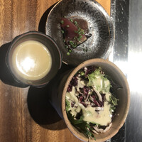くずし鉄板 あばぐら 恵比寿店 - サラダ　鰹刺身　さつまいものすりながし