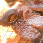Taihei raku - 炭火で焼いてさらに美味しさアップ！！炭火でじっくり焼いたお肉。脂たっぷりのとろけるような肉の旨みは抜群です。目の前でだんだん焼けていくお肉の美味しい香りが食欲をそそります。「魔法のジョッキ」に入れた冷たいビールにもピッタリ！