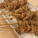 鶏だし煮込み 串の千本桜 - お店の名物！パリパリ鶏皮串！めちゃ美味い！
