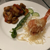 涵梅舫 銀座店 - 細切り椎茸揚げガーリックソース炒め（左）と海老の特製マヨネーズ炒め