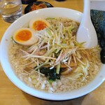 椿ラーメンショップ - 背脂ネギラーメン。かなり濃いめの味わい。