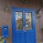 ラッシーのおうち - ドッグランの一部を改装致しました。ドッグラン入口は葵ドアとポストが目印です。