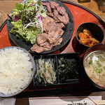 タンとレモンサワー 焼肉 じゅうたん - 