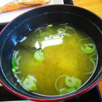 お食事処 河童 - 日替わりワンコインランチ・塩秋さけ定食　５００円（税込）の味噌汁のアップ【２０２２年１０月】