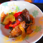 お食事処 河童 - 日替わりワンコインランチ・塩秋さけ定食　５００円（税込）の野菜の煮物のアップ【２０２２年１０月】