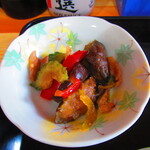 お食事処 河童 - 日替わりワンコインランチ・塩秋さけ定食　５００円（税込）の野菜の煮物のアップ【２０２２年１０月】