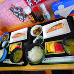 お食事処 河童 - ２人の日替わりワンコインランチ・塩秋さけ鯖味噌定食　５００円（税込）【２０２２年１０月】