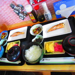 お食事処 河童 - ２人の日替わりワンコインランチ・塩秋さけ鯖味噌定食　５００円（税込）デフォ【２０２２年１０月】