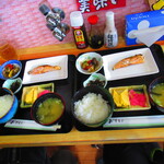 お食事処 河童 - ２人の日替わりワンコインランチ・塩秋さけ鯖味噌定食　５００円（税込）【２０２２年１０月】