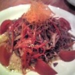 ごっつぉ屋まる吉 - 赤い野菜を使った「レッドサラダ」ロングセラーメニューです。
