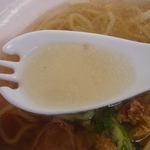 Menya Sou - ふくしまラーメンショー２０１３（家に有った白レンゲ（形は気にしないで、スープの色だけ見て下さい（汗！）））