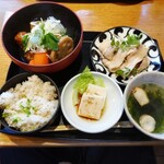 高知県芸西村 土佐鴨 - 日替わり定食(鰹のつみれ根菜煮と豚しゃぶポン酢) 1,000円 ♪