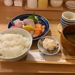 Shokudou Mitsu - 程なく注文した上刺身定食１２００円の出来上がりです。
                         