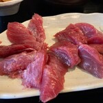 ふつうの食堂 - シソの上が「頭肉」★生本まぐろ頭肉とホホ肉の刺身（ご飯普通・1200円税込）★