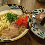 炉ばた 下北沢 - おきなわそばとポーク玉子おにぎり ラップでくるまれているのがローカル感があってステキ