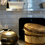 とんかつ七井戸 - 万古土鍋釜からお櫃に移し余分な水分を飛ばす