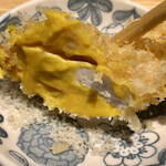 とんかつ七井戸 - モモ肉に辛子と塩を付けて