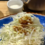 とんかつ七井戸 - キャベツにソースを掛け