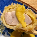 とんかつ七井戸 - 軍鶏モモ肉に辛子を付け