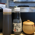 とんかつ七井戸 - カウンターの調味料