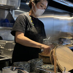 とんかつ七井戸 - 女将さんがお櫃ご飯をよそってくれます