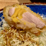 とんかつ七井戸 - ソースキャベツを添えて頂くとご飯が進みます