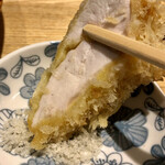 とんかつ七井戸 - 軍鶏ムネ肉に塩を付けて頂くと肉汁が溢れ出ます