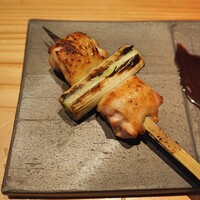 とり茶太郎 - ねぎま（上：比内地鶏、下：黄金シャモ）